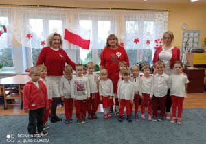 Zdjęcie grupowe – dzieci i nauczycielki w strojach biało czerwonych.